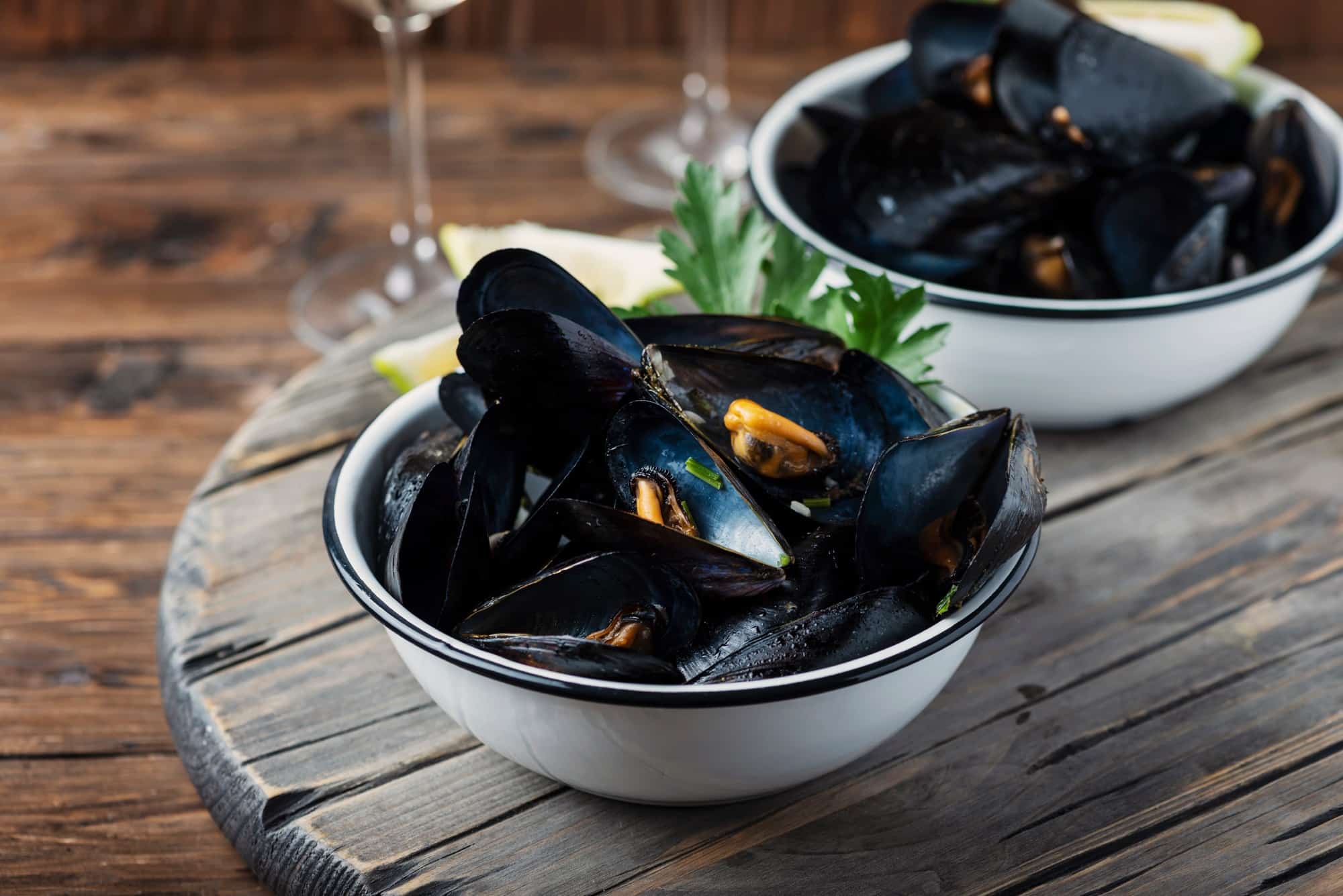 Découvrez le temps de conservation des moules cuites au frigo et évitez les intoxications