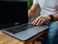 découvrez les causes les plus fréquentes d'écran noir sur un pc portable asus et trouvez des solutions efficaces pour résoudre ce problème courant afin de retrouver rapidement un ordinateur fonctionnel.