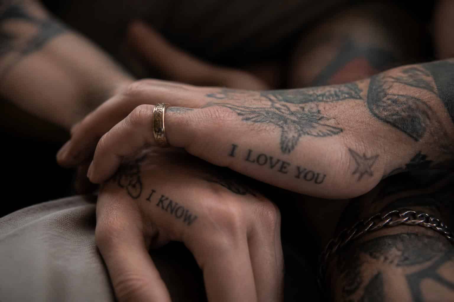 découvrez les plus belles phrases d'amour tatouées sur la peau des célébrités et laissez-vous inspirer par ces messages passionnés et intemporels.
