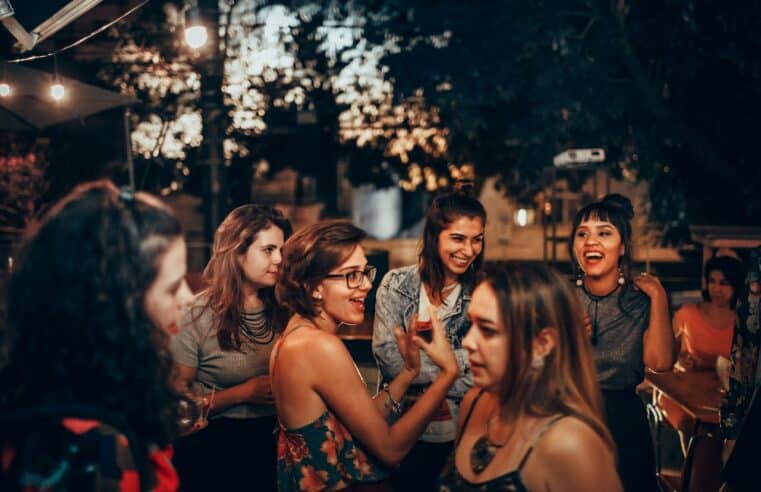 Tenue de soirée décontractée mais stylée : les erreurs à éviter absolument