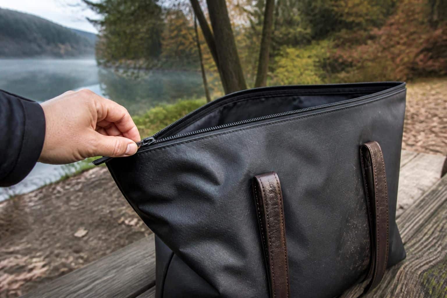découvrez nos conseils pour choisir le meilleur sac cabas zippé imperméable, idéal pour sécuriser vos affaires lors de toutes vos escapades en toute élégance.