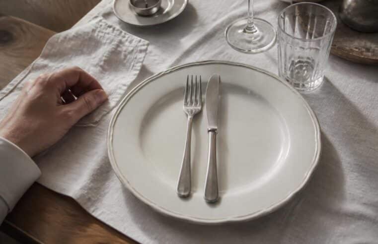 Position des couverts en fin de repas : les règles selon l’étiquette française
